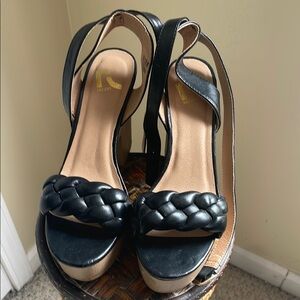 Relic Black Sandals with Quilted Strap